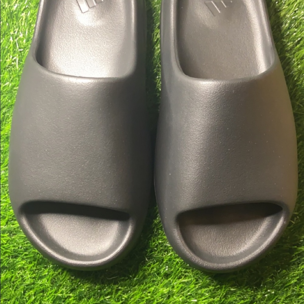 Yeezy Slides ‘Onyx’ - Picture 1 of 4